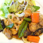 Gasuto - メイン料理には生野菜もたっぷり。
