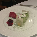 レ セゾン - パッションフルーツと柚子を詰めた抹茶パルフェグラッセ　桜桃のソルベとチェリーのコンポートを添えて