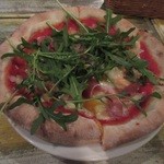 Bar E Torattoria Piu - 生ハムと半熟卵、ルッコラのピッツァ