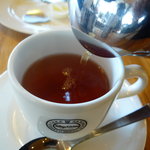 神戸屋レストラン - ☆紅茶を注ぎます(*^^)v☆
