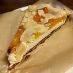コマド - 本日のタルト（スパイス風味 アプリコットチーズタルト）