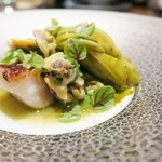 エクアトゥール - カサゴのロースト、アサリ、墨イカ、ベリーリーフ、山菜、鮑の肝ソース