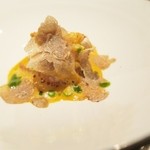 エクアトゥール - オマール海老がベーコンに巻かれ、バジル、春のトリュフを掛けて