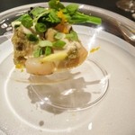 エクアトゥール - 平貝のミキュイ、筍、菜の花、柚子皮、菊の花、紫蘇の花、エシャレットコンフィ、白ワインソース