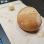 エクアトゥール - 自家製パンと燻製バター