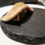 エクアトゥール - フォアグラのテリーヌ、コンソメ煮ホタルイカをお寿司に見立てて