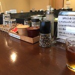 はな・3 - カウンター席(各種調味料が充実）