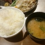お好み焼き 五郎っぺ食堂 - ご飯(1.5膳ほど)と味噌汁