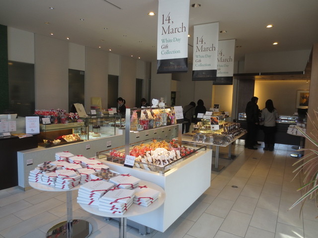 内観写真 : ショコラティエ マサール 本店 (Chocolatier Masale) - 西線11条/カフェ | 食べログ