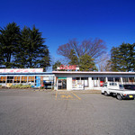 ドライブイン七輿 - 建物はボロくて横にとても長いです。