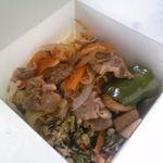 オモヤキッチン - TakeoutランチBOX：豚のタン元生姜焼きと副菜たっぷりの下に玄米ご飯　¥650（店内飲食より¥100引）　2016.4.12