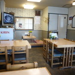 吉田屋食堂 - テーブル席と小上がり