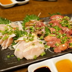 彩波 - 2016.4 宮崎産赤鶏の刺身4点盛り（1,850円）、九州産馬タンの刺身（750円）