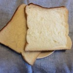 ハカタショクパンヤ - 頑張って切りました！ふわふわ食パン