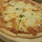 味噌めしや まるたま - 味噌トマトソースの豚ニラピザ