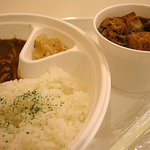 リラック デリ＆カフェ - 茸と牛肉のカレーとオニオンスープ