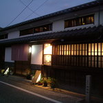 Oninokuriya Shinsuke - 国の重要文化財　大橋家住宅の長屋門の一角　落ち着いた風情のあるたたずまいです。