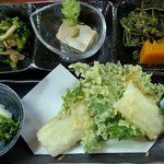 和彩 あきら - 小鉢左から/小松菜と油揚げのおひたし、自家製胡麻豆腐、セリとぜんまいの炊いたん、香の物、太刀魚香梅揚げ、味噌汁