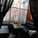 鉄板料理 風神 - 店内のソファ席からも、目黒川の桜の風景が見えます。　2016.4