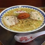 龍上海 - ラー博は俺の社員食堂。  赤湯からみそラーメソ！  魚介の味わいしっかり、そんなスープにパワフルなからみそ。なるとがキュート♡  イイね！