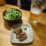 鉄板料理 風神 - 風神セットの、生ビールと枝豆と一口ステーキ　2016.4