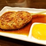 地鶏焼鳥 阿波尾 - 卵黄を自家製のテリたれにつけたつくねで