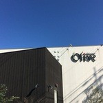 ptisserie OLIVE - 青空に白い建物が映える