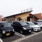 亜麻仁珈琲 - お店を囲むようにある広い駐車場。