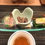 Seiryuu - 前菜と食前酒の梅酒
                        真ん中のイカの山葵和えが美味しい♪