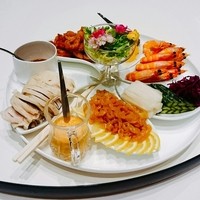 東天紅 上野店 - 季節の六種冷菜盛り合わせ