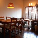 オレンチ カフェ - 内観：全てオーナー手造りの店内は落ち着く空間