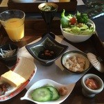 網元の宿 ろくや - 朝食は箱盛の菜花とえのきの浸し・塩辛・卯の花・しらす大根おろし・ひじき・フレッシュジュース・香の物・出汁巻き玉子・浅蜊・生野菜