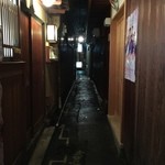 路地の先に看板