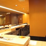 鮨 一新 - <'16/04/05撮影>店内のカウンター席の風景です