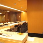 鮨 一新 - <'16/04/05撮影>店内のカウンター席の風景です