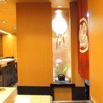 鮨 一新 - <'16/04/05撮影>店内のカウンター席の風景です