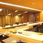鮨 一新 - <'16/04/05撮影>店内のカウンター席の風景です