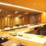 鮨 一新 - <'16/04/05撮影>店内のカウンター席の風景です