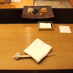 鮨 一新 - <'16/04/05撮影>店内のカウンター席の風景です