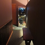 鮨 行天 - 入口を入ると、この空間。先の左に店内への引戸