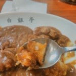 白銀亭 - カツは一口で食べやすいサイズにカット