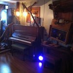 Sin Rumbo - 店内にはピアノも設置しています。ミニライブなどに御利用いただけます。