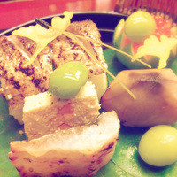 赤坂 菊乃井 - かます寿司、焼目栗、鱧の味噌漬け、鱧の子落雁、新銀杏酒煎り、鱒の子醤油漬け、下層に鮎うるか