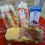 サンドイッチ専門店 ポポー - （16－01）牛乳は記事と無関係です。ボリュームではドッグ推し。皆様にはイチゴ推し。