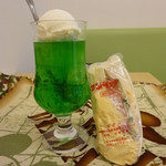 サンドイッチ専門店 ポポー - （16－02）クリームソーダは無関係。ミックスを買ったのかな？美味しかったです。寄り添う二人～的画像にほっこり。