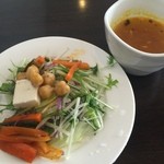 カーン・ケバブ・ビリヤニ - セットのサラダとスープ