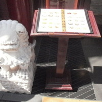 萬珍樓 本店 - 玄関の高麗犬とメニュー
