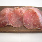 シック プッテートル - アミューズ1（キントア豚のサラミ）　※やや厚めVer