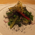 竹の炭？などを使った大地をイメージしたサラダ？