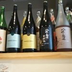 イザカヤ ヨンゼロキューサン - お酒がいっぱい並んでま～す(2016.04.13)